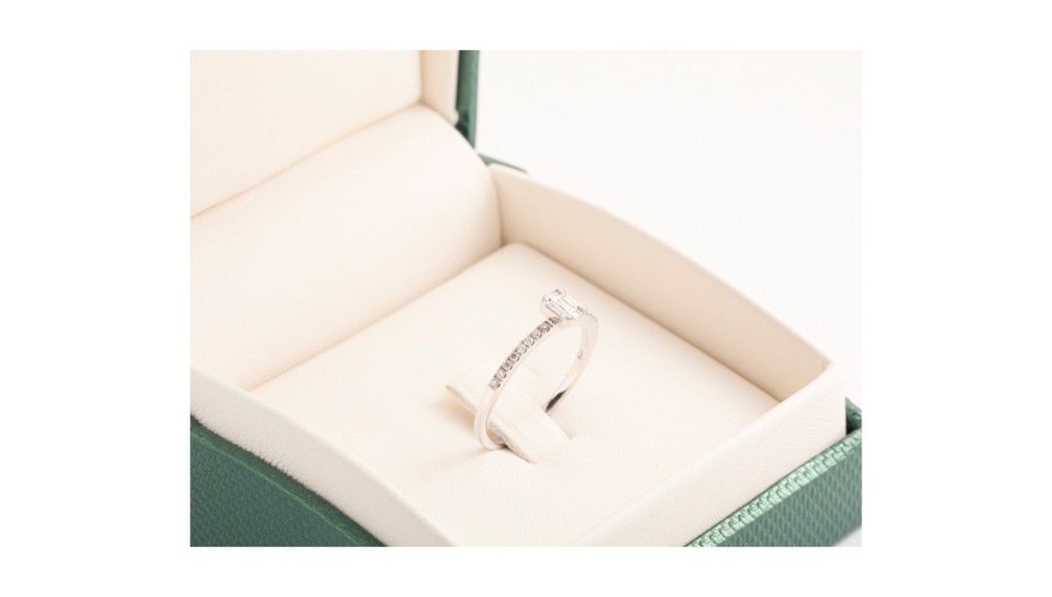 La sofisticación contemporánea de un anillo de compromiso oro blanco